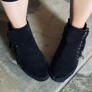 Minnetonka booties size 10 color black